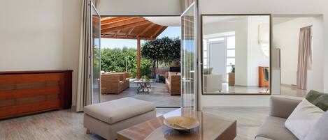 Smart TV, fireplace, table tennis