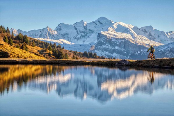 A mountain landscape with a clear lake reflecting the scenery. - 🏡☀️ Chez Lily – Family House at the Foot of Le Criou 🌱⛰ (Samoëns)