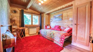 A cozy wooden cabin room with a bed, a desk, and a window. - 🏡☀️ Chez Lily – Family House at the Foot of Le Criou 🌱⛰ (Samoëns)