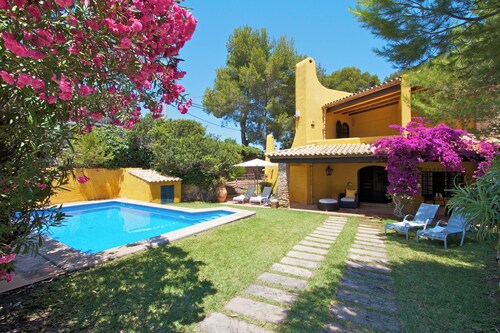 Charming Villa Private Pool & Garden, BBQ & Beach at Within Distance. Free Wifi