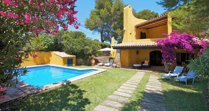 Charming Villa Private Pool & Garden, BBQ & Beach at Within Distance. Free Wifi