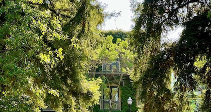 Healdsburg Plaza Charmer w/ Hot Tub!