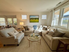 TV connectée, livres, médiathèque