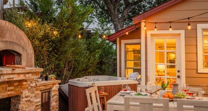 Healdsburg Plaza Charmer with Hot Tub!