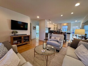 Smart TV, books, music library - Holiday Healdsburg Plaza Charmer w/ Hot Tub! (Healdsburg)