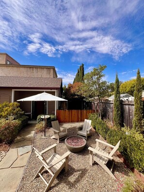 Terrace/patio - Holiday Healdsburg Plaza Charmer w/ Hot Tub! (Healdsburg)