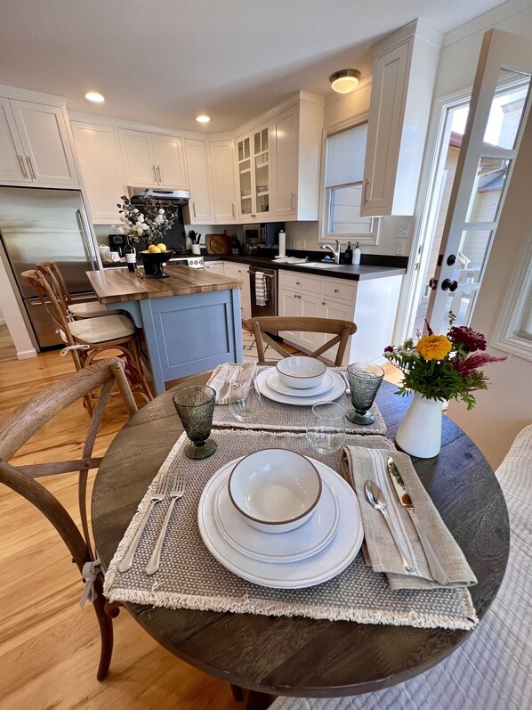 Fridge, microwave, oven, stovetop - Holiday Healdsburg Plaza Charmer w/ Hot Tub! (Healdsburg)