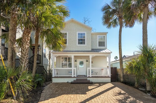 Southern Charmer|Private Backyard|Walk to Downtown