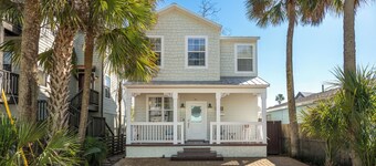 Southern Charmer|Private Backyard|Walk to Downtown