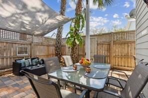 Outdoor dining - Southern Charmer|Private Backyard|Walk to Downtown (Saint Augustine)