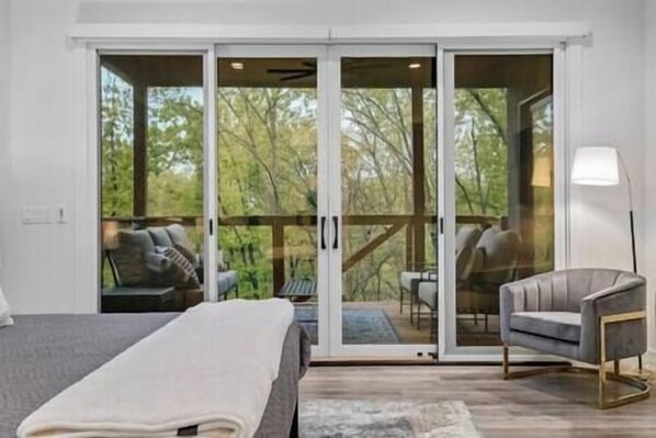 4 bedrooms, WiFi, bed sheets - The Summit School Trail House (Bella Vista)