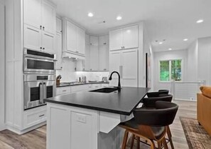 Fridge, microwave, oven, stovetop - The Summit School Trail House (Bella Vista)