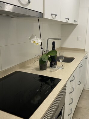 Kühlschrank, Mikrowelle, Ofen, Geschirrspüler