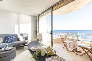 Outdoor dining - Breathe, 100% Mediterranean. Mandala apARTments (Calafell)