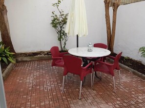 Outdoor dining - A luxury apartment in the center of Calafell (Calafell)