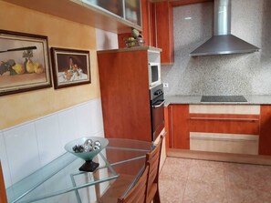 Fridge, microwave, oven, dishwasher - A luxury apartment in the center of Calafell (Calafell)