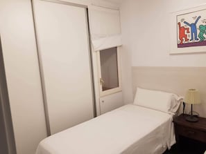 2 bedrooms, iron/ironing board, Internet, bed sheets - A luxury apartment in the center of Calafell (Calafell)