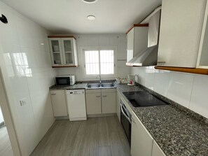 Coffee/tea maker, fridge, microwave, oven - A luxury apartment in the center of Calafell (Calafell)