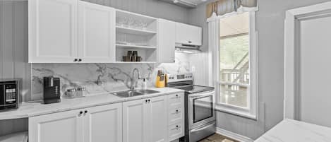 Full-size fridge, microwave, oven, stovetop