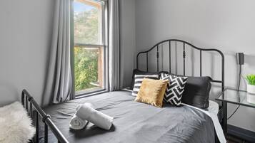 2 bedrooms, Egyptian cotton sheets, premium bedding, memory foam beds