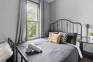 Egyptian cotton sheets, premium bedding, memory foam beds - Windsor Manor (Windsor)