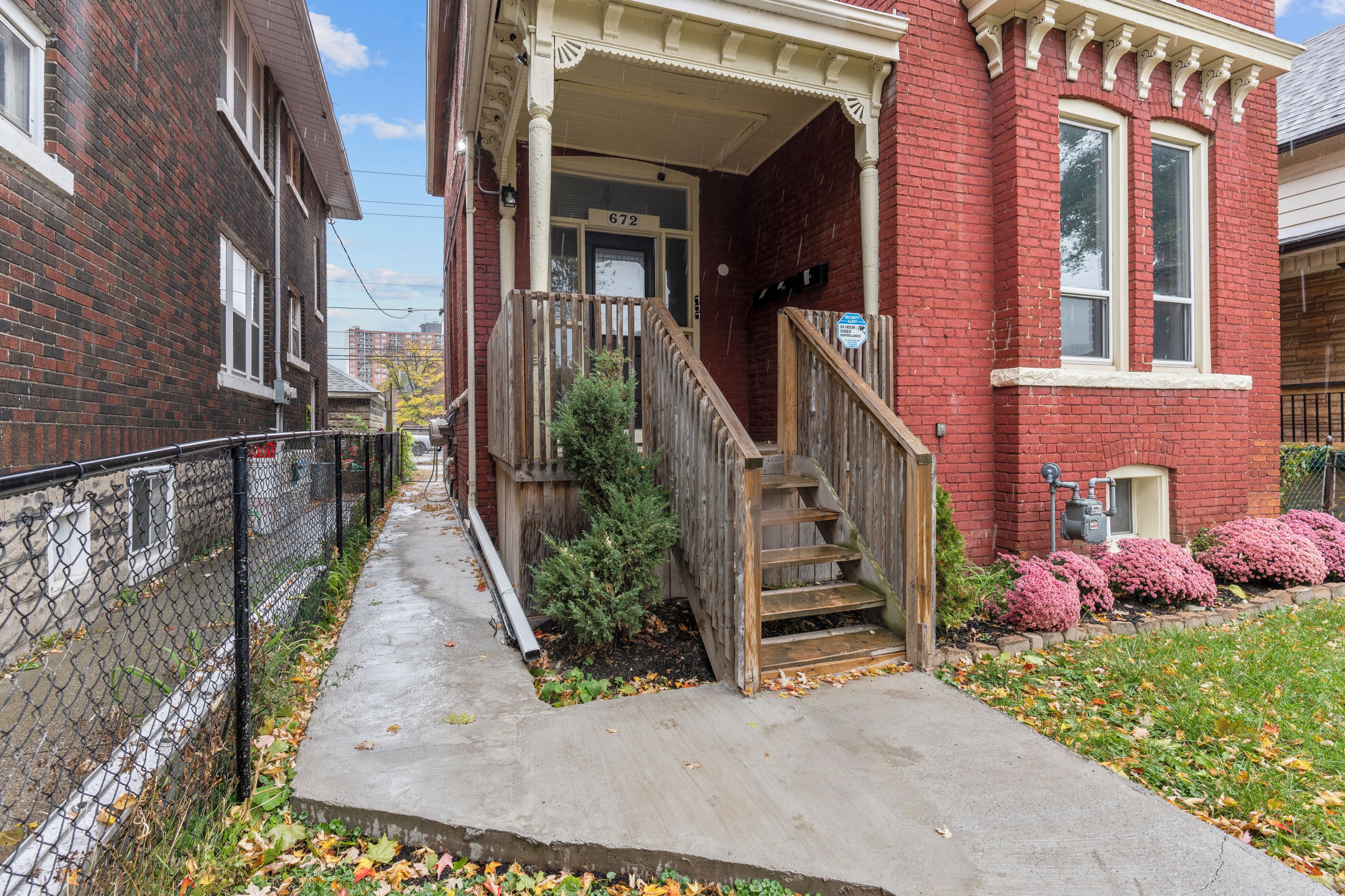 Vista frontal de la propiedad