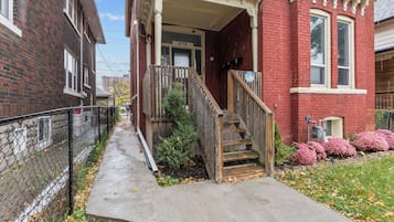 Vista frontal de la propiedad