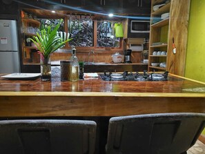 Microonde, piano cottura, macchina per tè/caffè, bollitore elettrico