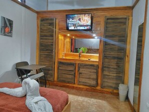 3 camere, una scrivania, ferro/asse da stiro, Wi-Fi gratuito