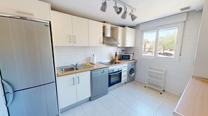 Kühlschrank, Mikrowelle, Ofen, Geschirrspüler