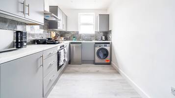 Comfort Apartment, 2 Bedrooms, Non Smoking | Private kitchen | Full-size fridge, microwave, oven, stovetop