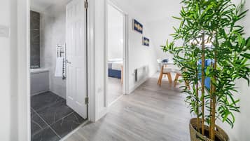 Economy Apartment, 1 Bedroom | Bathroom | Combined shower/tub, hair dryer, towels, shampoo