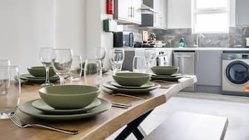 Apartemen Comfort, 2 kamar tidur, Bebas Asap Rokok | Makan di kamar