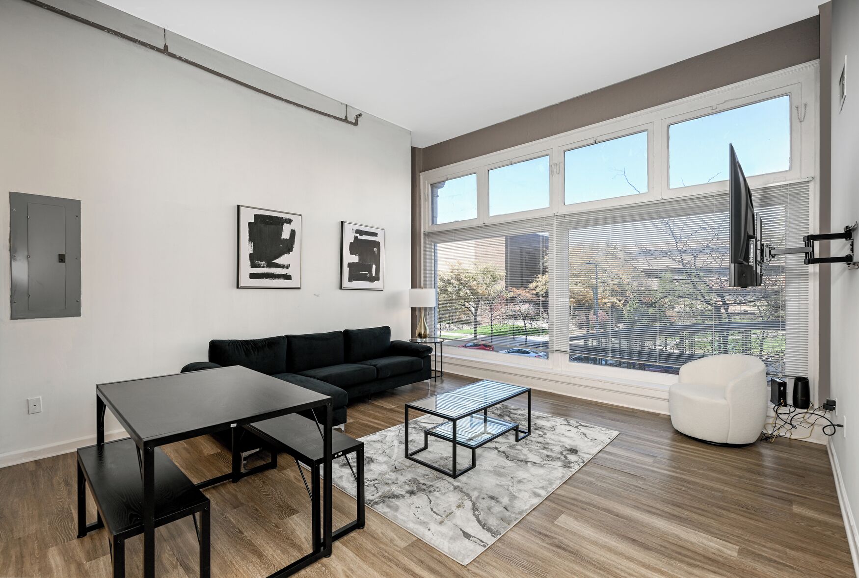 Departamento Deluxe, 2 habitaciones, para no fumadores, 2 baños | Área de sala de estar | Smart TV y chimenea 