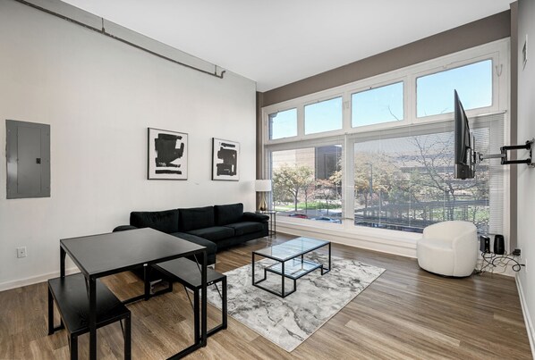 Deluxe appartement, 2 slaapkamers, niet-roken, 2 badkamers | Woonruimte | Smart-tv en een open haard