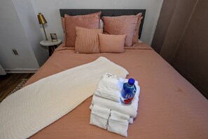 Deluxe Apartment, 2 Bedrooms, Non Smoking, Kitchen | 2 bedrooms, Egyptian cotton sheets, premium bedding, pillow-top beds - Cleveland Lofts  (Cleveland)