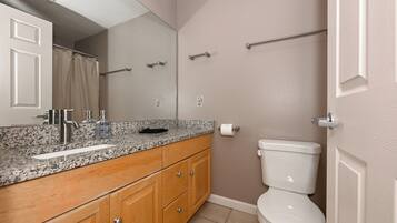 Bañera con ducha, cabezal de ducha tipo lluvia, secador de pelo, toallas