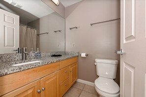 Deluxe Apartment, 2 Bedrooms, Non Smoking, Private Bathroom | Bathroom | Combined shower/tub, rainfall showerhead, hair dryer, towels - Cleveland Lofts  (Cleveland)
