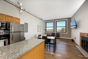 Deluxe Apartment, 2 Bedrooms, Non Smoking, Kitchen | Private kitchen | Full-size fridge, microwave, stovetop, coffee/tea maker
