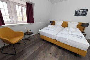 Klassieke tweepersoonskamer | Een bureau, gratis wifi, beddengoed