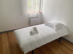 3 bedrooms, iron/ironing board, travel cot, free WiFi