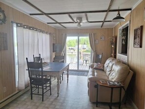 智能電視、壁爐、書籍、音樂庫