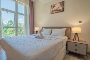 Leilighet – deluxe, byutsikt | 2 soverom, individuelt dekorert og individuelt innredet