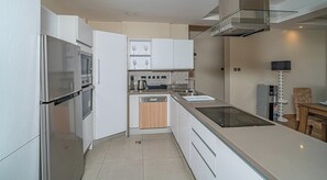 Deluxe Apartment, City View | Private kitchen | Fridge, microwave, cookware/dishes/utensils - 37 On Kikambala Apartments (Nairobi)