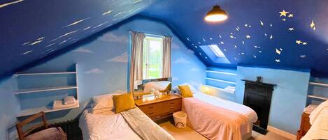 5 bedrooms, iron/ironing board, WiFi, bed sheets