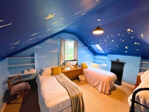 5 bedrooms, iron/ironing board, WiFi, bed sheets