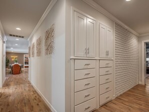 Interior - Heart of Midtown Gem - Pickleball Court - Putting Green - 5 Bedrooms (Tulsa)