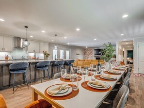 Dining - Heart of Midtown Gem - Pickleball Court - Putting Green - 5 Bedrooms (Tulsa)