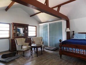 2 bedrooms, desk, free WiFi, bed sheets