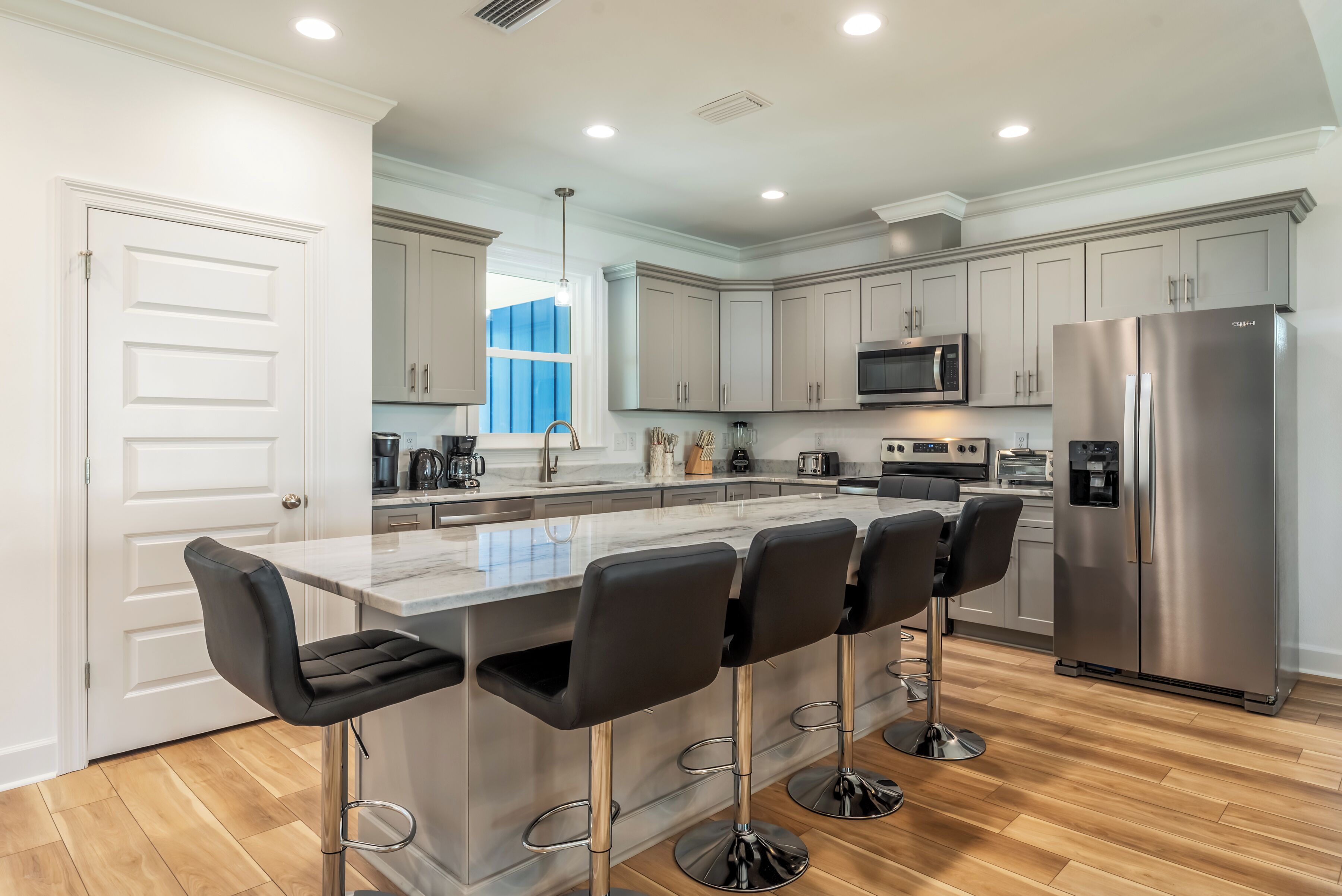 冰箱、微波炉、烤箱、炉灶